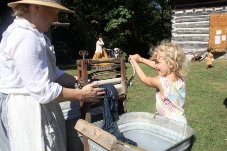 2021 Thresheree Washing Clothes